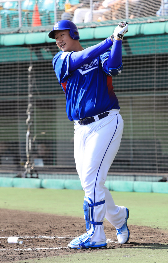 19일 오후 일본 오키나와현 나하  셀룰러 스타디움에서 열린 월드베이스볼클래식(WBC) 한국 야구대표팀과 일본프로야구 명문 요미우리 자이언츠의 평가전. 8회초 이대호가 대기 타석에서 배트를 휘두르고 있다.(사진=연합)